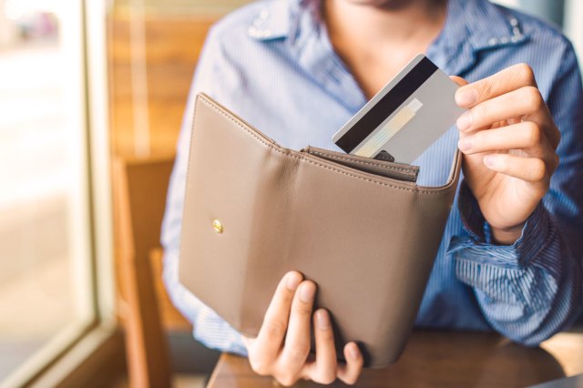 Seven Things You Should Not Keep in Your Purse or Wallet