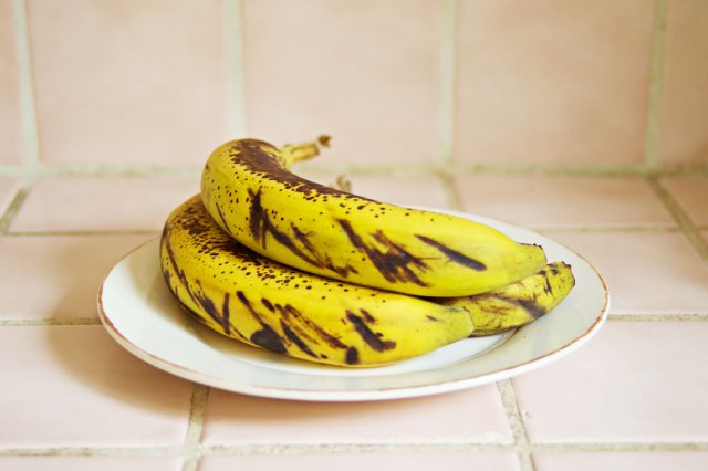 An image of ripe bananas on a white plate