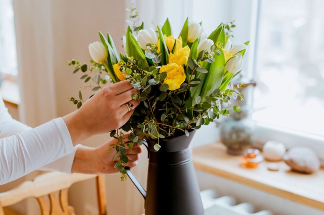 An image of a vase of flowers