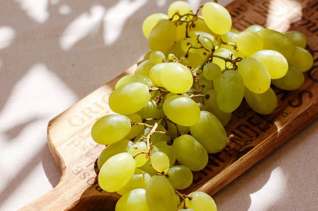 An image of a bunch of green grapes