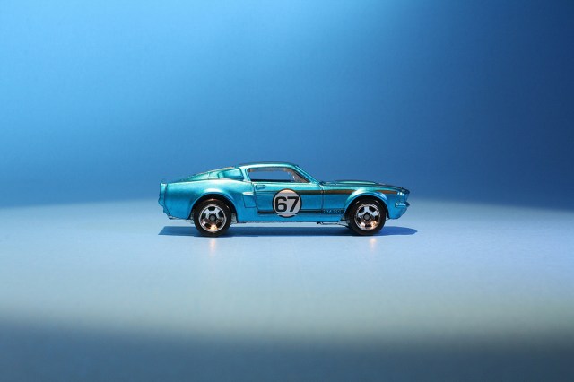 Hot Wheels toy Ford Mustang in blue with the number 67 on the side