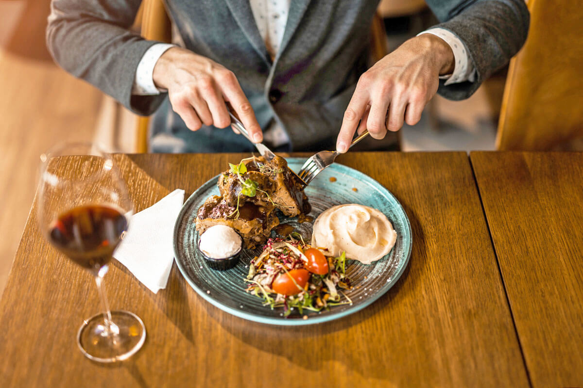 10 Things You Should Never Do at the Dinner Table - Better Report