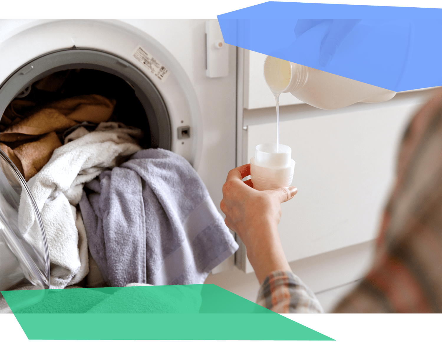 Person pouring laundry detergent into the cap 